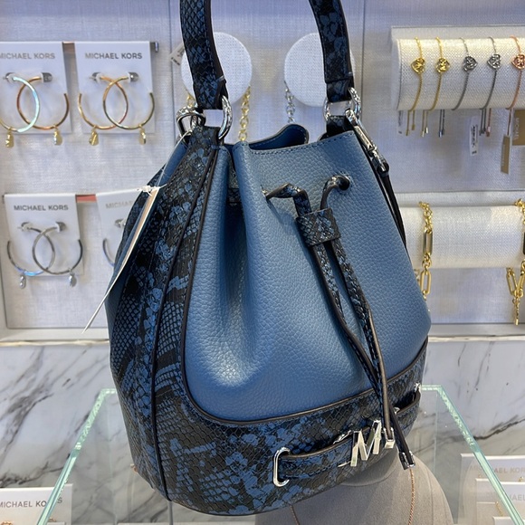 MICHAEL KORS
Reed Md Pebbled Leather Belted Bucket Messenger Satchel Crossbody - Picture 4 of 16